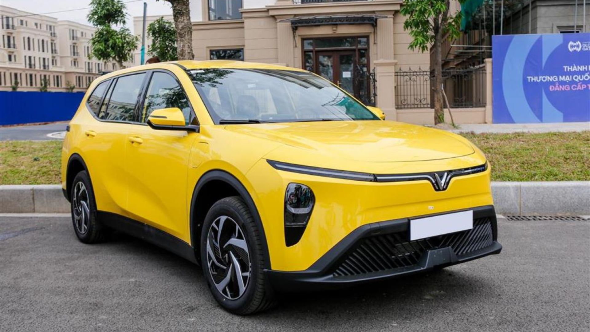 VinFast Limo EV MPV in Yellow – Front View Parked on Roadside